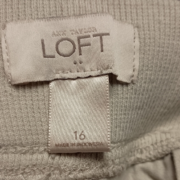 LOFT Women's Beige Cargo Shorts - Picture 3 of 4